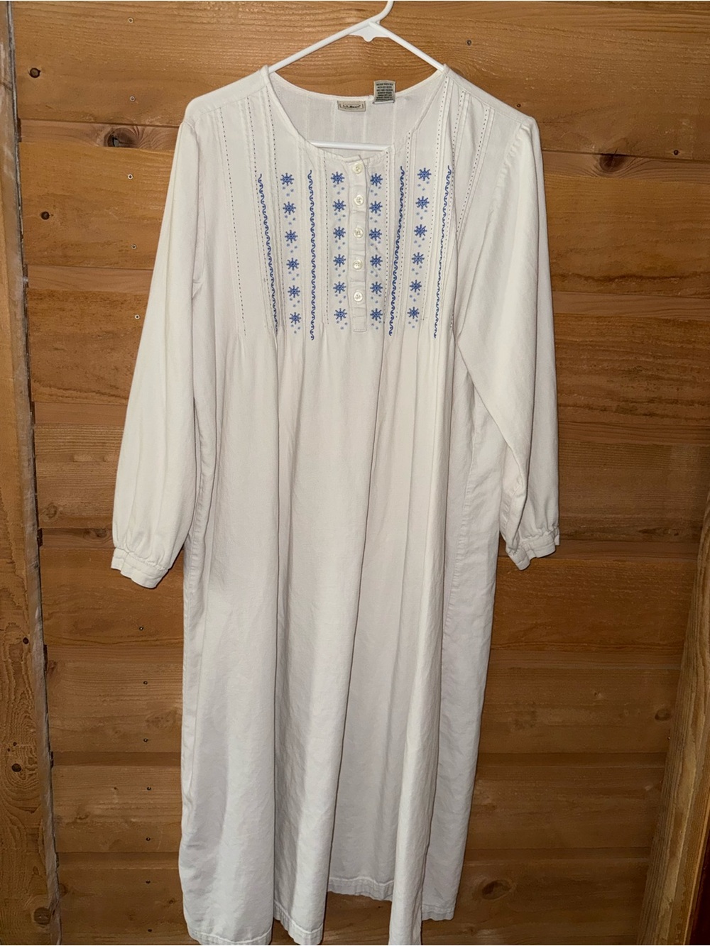 L.L. Bean White Long-Sleeve Cotton prairie nightgown Blue Embroidered snowflakes